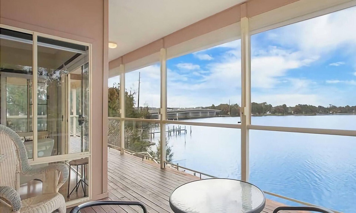 Toukley House | Tide view - A waterfront retreat with a BBQ, Kayak