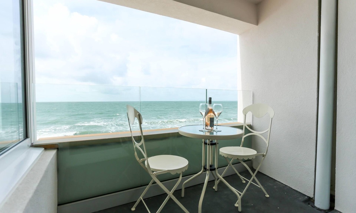 Wittering Apartment | Tides - Beach Front Apartment in Bracklesham Bay