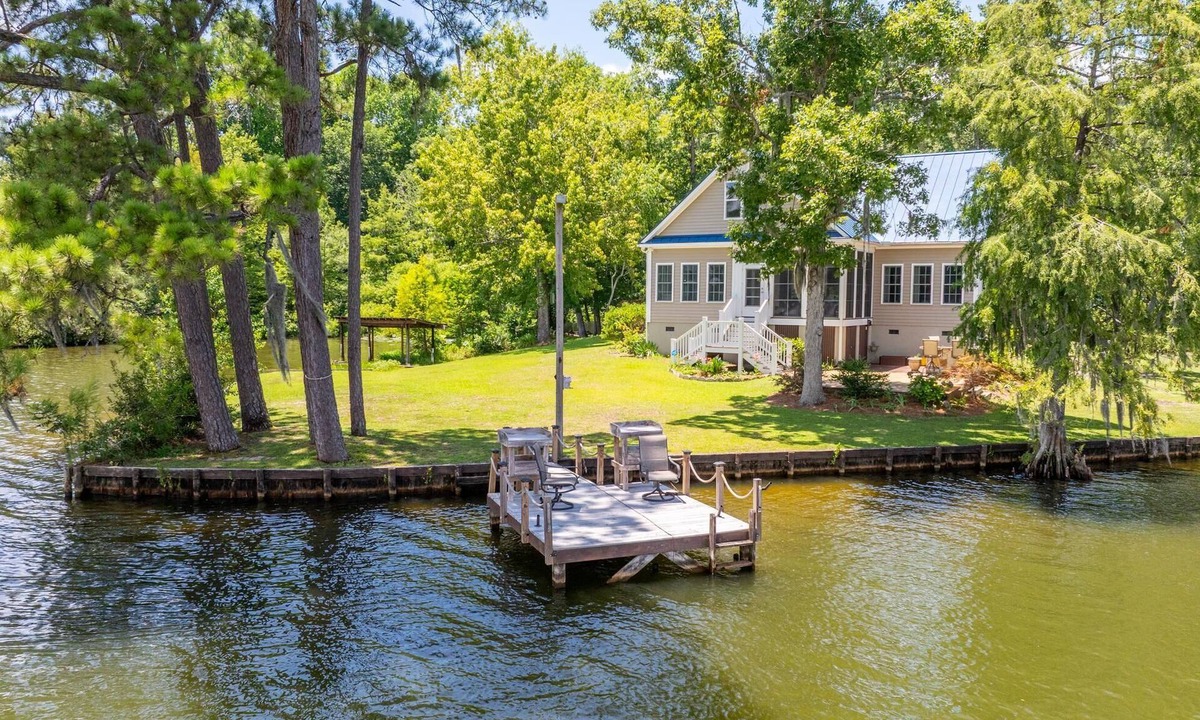 Manning House | Tie One On! at 4 Bdr Waterfront Lake Marion