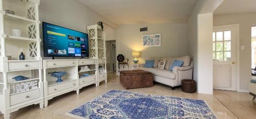 Kensington Park House | Timeless 1959 Florida Farm-Style Home