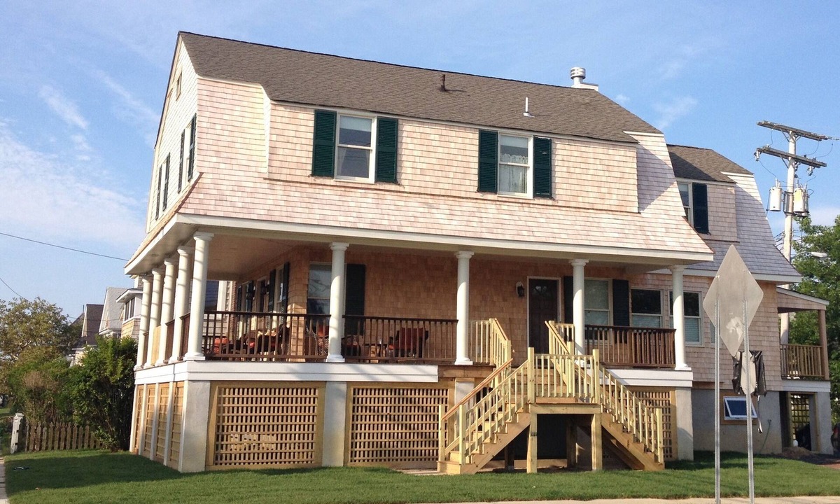 Avon House | Timeless “Bay Header” two blocks from the beach.