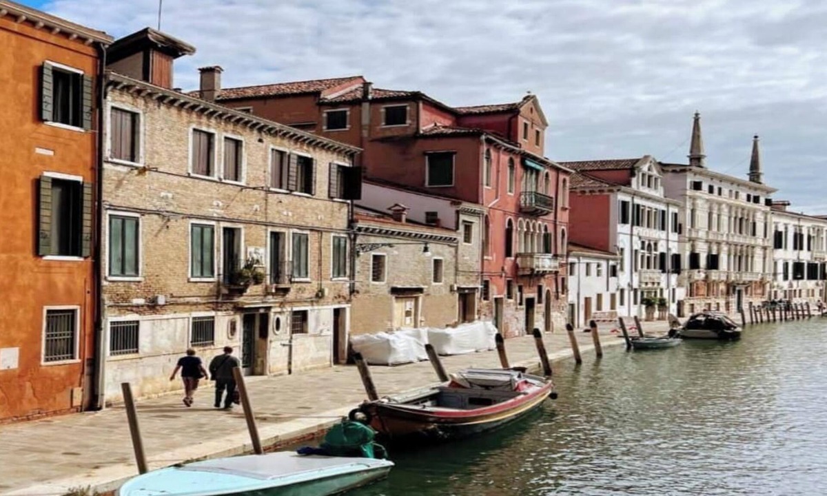 Cannaregio Apartment | Timeless Elegance with Canal Views in Cannaregio