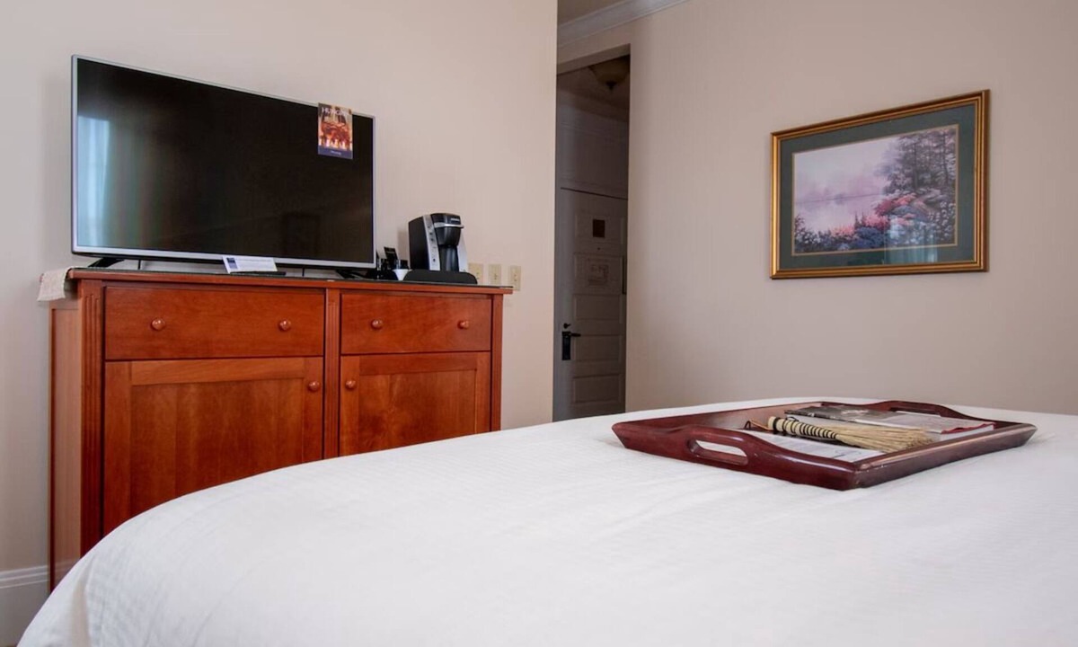 Berea Hotel | Timeless Room w/Refined Charm Near Berea College - Rich Heritage Retreat!