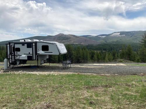 Santa House | Tiny Caravan Great for Couples with Landscape Views in Idaho