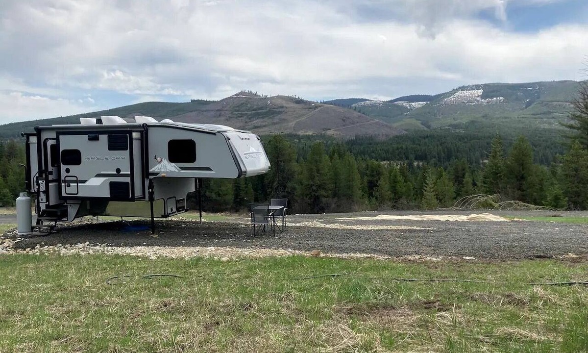 Santa House | Tiny Caravan Great for Couples with Landscape Views in Idaho