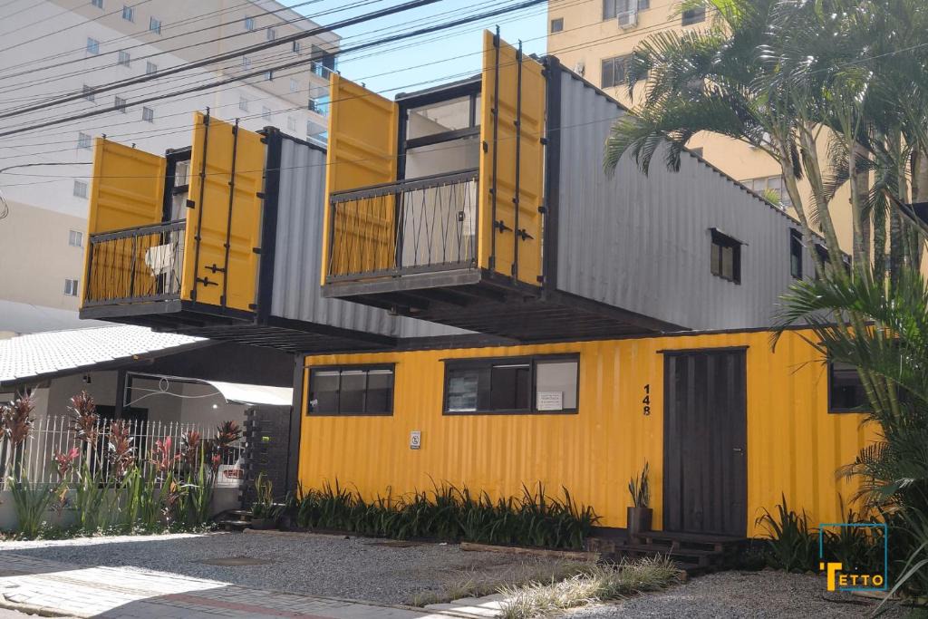 Castelo Branco House | Tiny Container Apartments at Meia Praia - Tetto 148