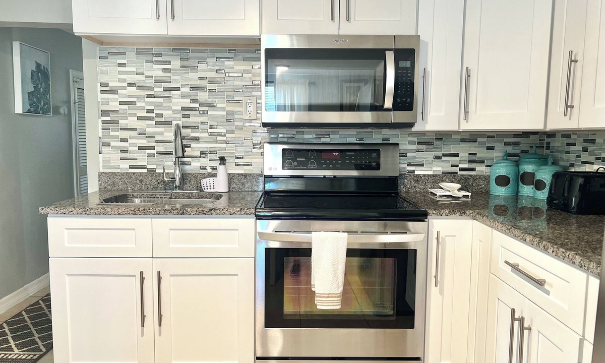 Oneco Cottage | Tiny Cottage 3-Bedroom Sleeps 6: w/WiFi in Marvelous Bradenton 10 min from IMG