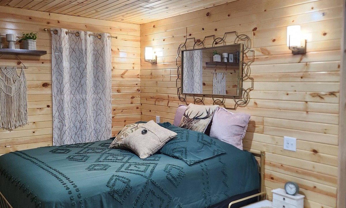 Edina Cottage | Tiny Cozy Cottage in Edina, MO