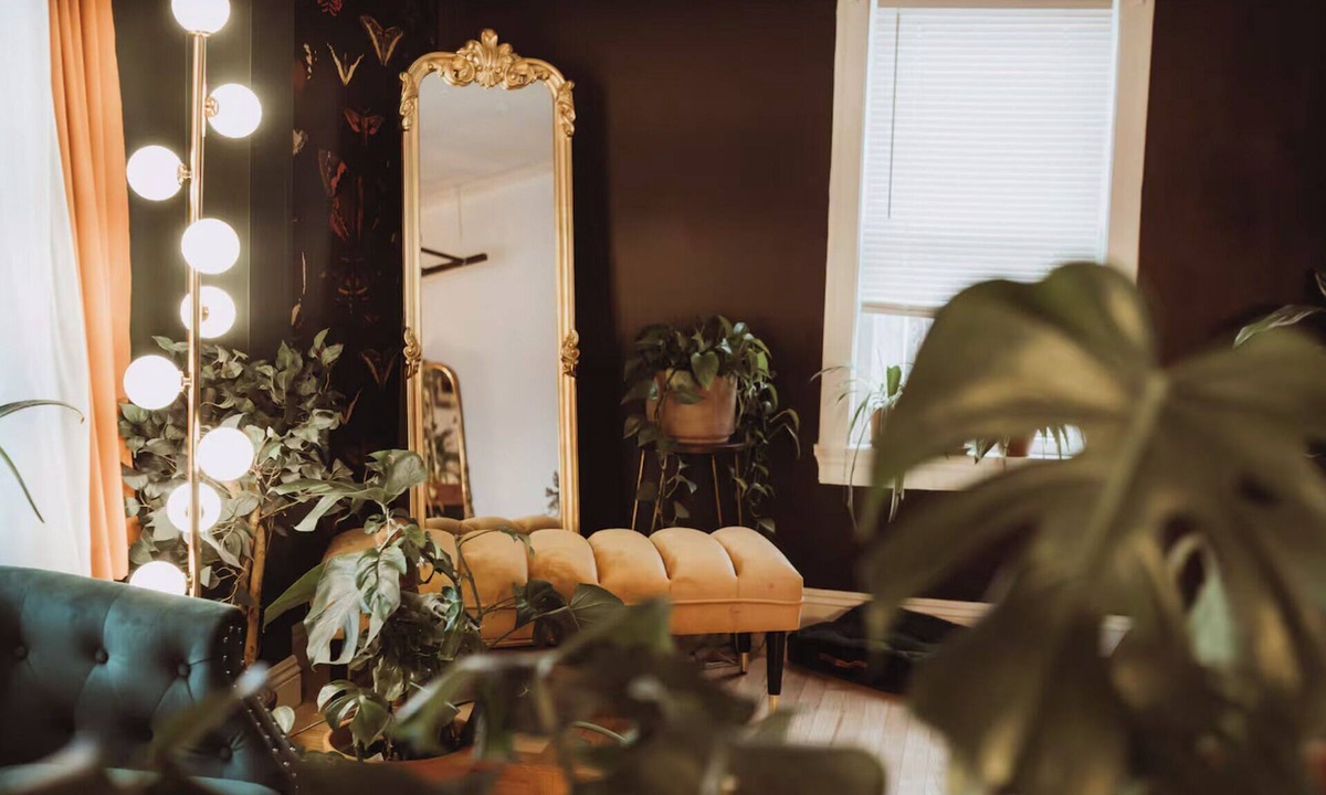 North End House | Tiny Downtown Jungle- 5 min drive to the lake