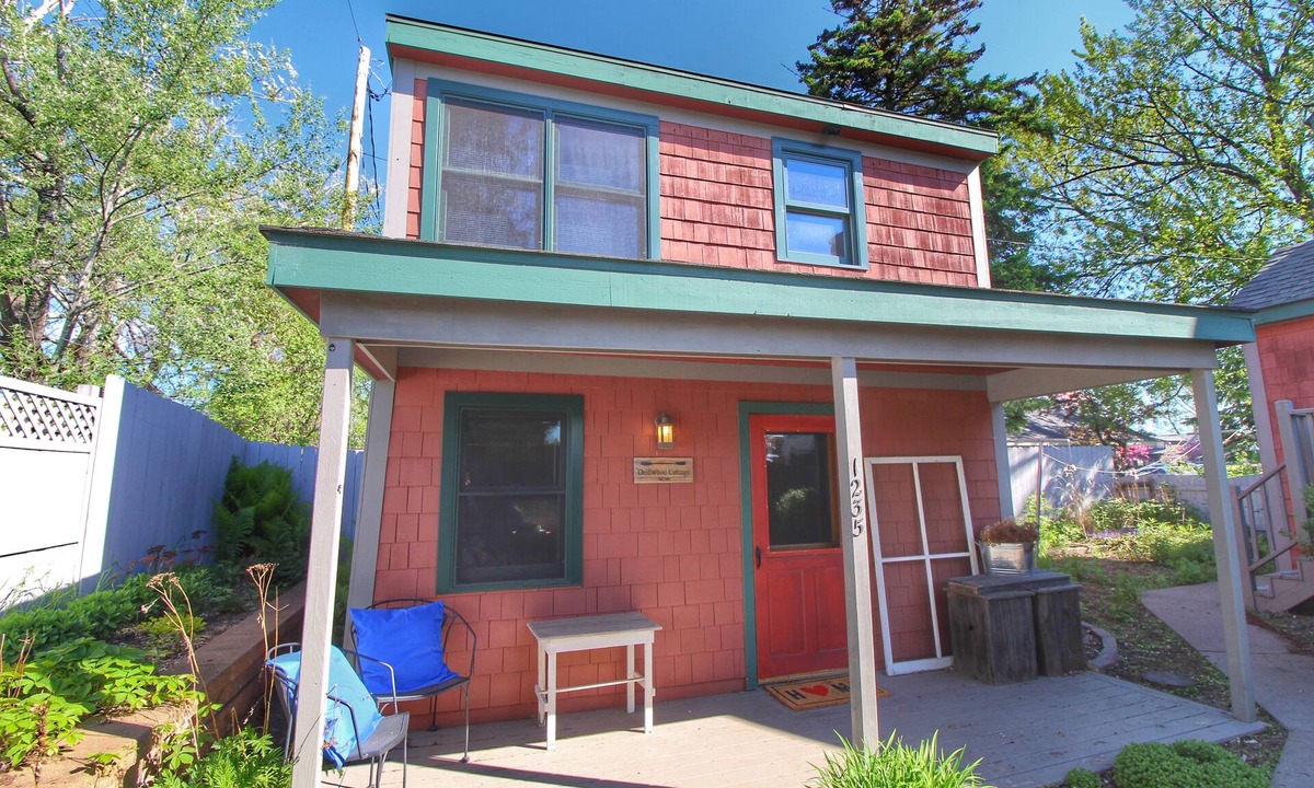Park Point Cottage | Tiny Driftwood Cottage Near Beach Access