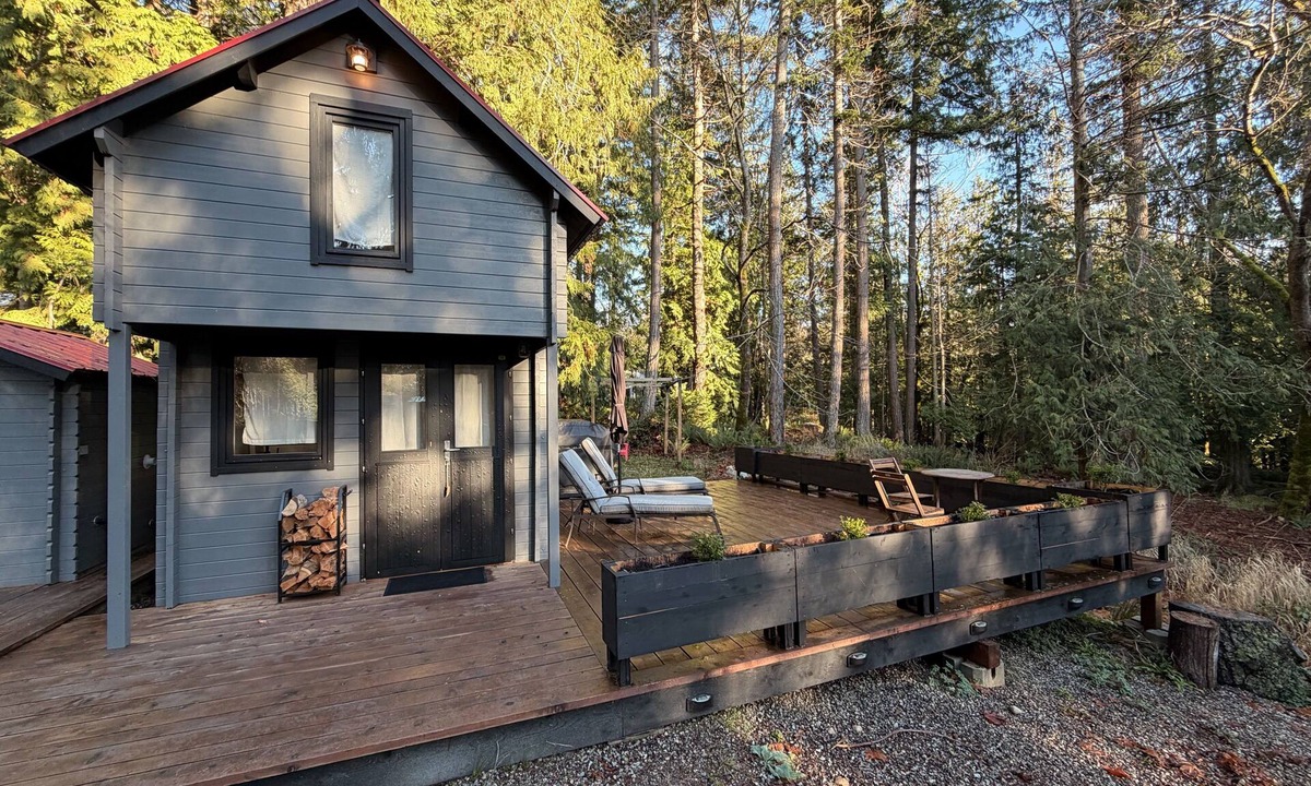 Roberts Creek Cabin | Tiny Home Glamping with Wood Burning Fireplace and Sauna in Roberts Creek
