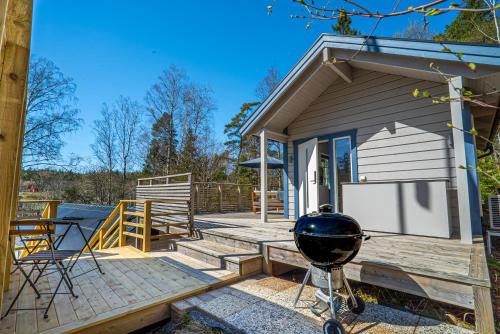 Molnlycke House | Tiny House at Lake with Canoe & Forest close to Gothenburg