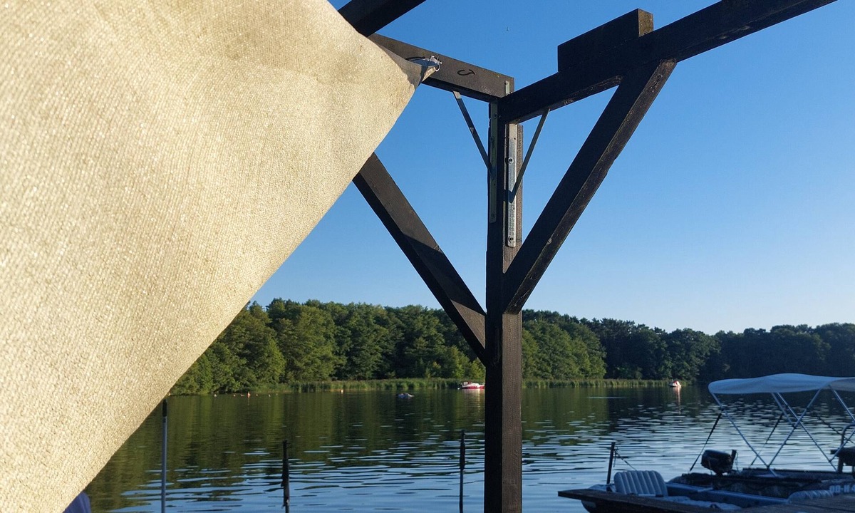 Wernsdorf House | Tiny house by the lake! Lakeside yard with an own jetty and sauna!