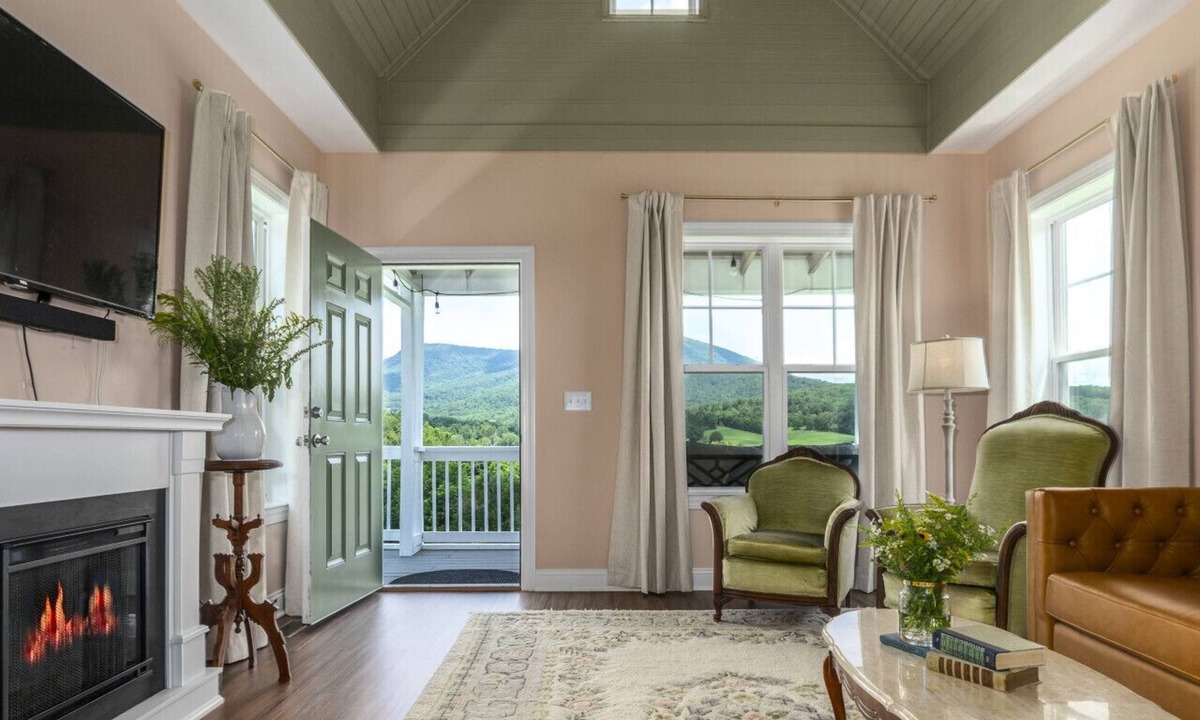 Lexington House | Tiny House w/Big Mountain Views - near VMI & WLU