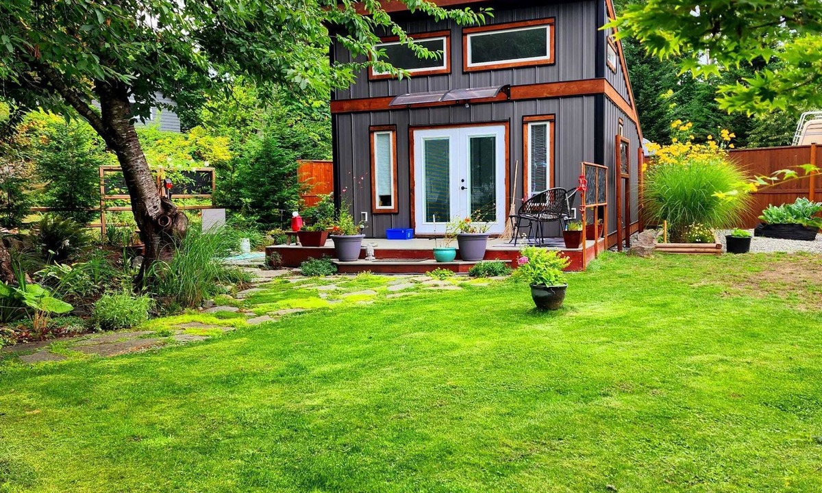 Campbell River House | Tiny House with NEW HOT TUB close to ocean, hiking, fishing and golf!