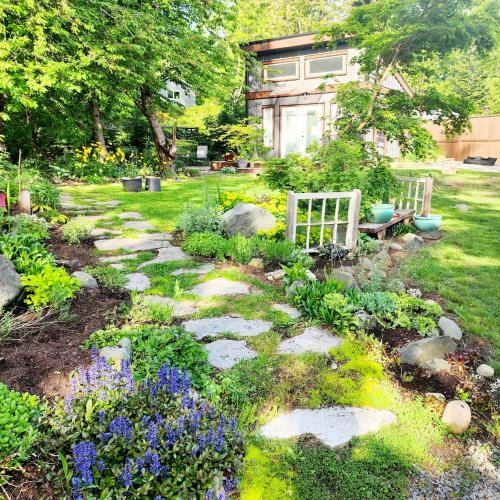 Campbell River House | Tiny House with Hot Tub, close to golf, beaches and nature!