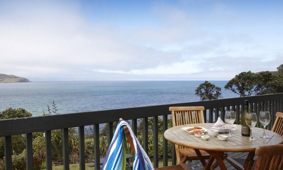 Tryphena Hotel | Tipi and Bob's Waterfront Lodge