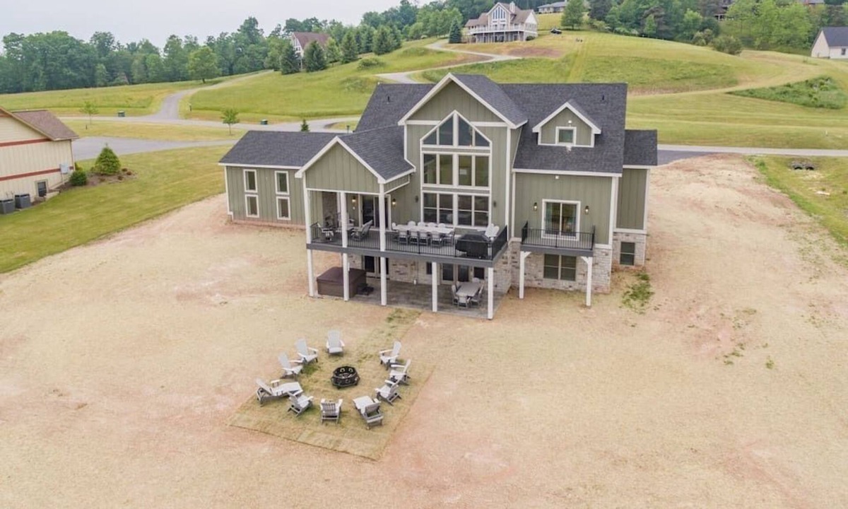 Waterfront Greens House | Tippy Canoe: Deep Creek Lake House w/Pool & Theater