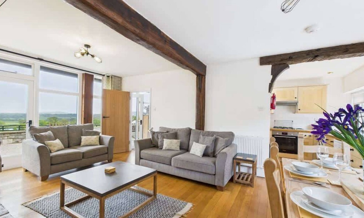 Ryde Cottage | Tithe Barn, Little Upton Farm