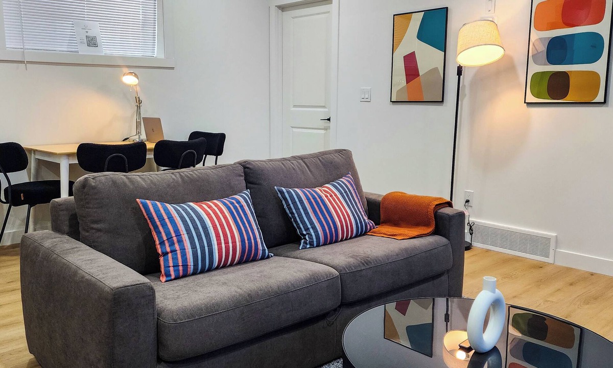 Southeast Calgary Apartment | TNC Stays Luxurious Modern Suite - 85inch TV, Private Entrance in Calgary South