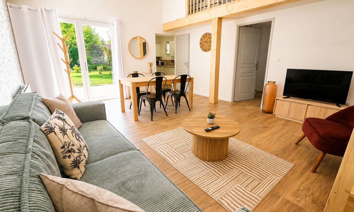 Chateauneuf-sur-Charente Cottage | To the sound of water on the stage right