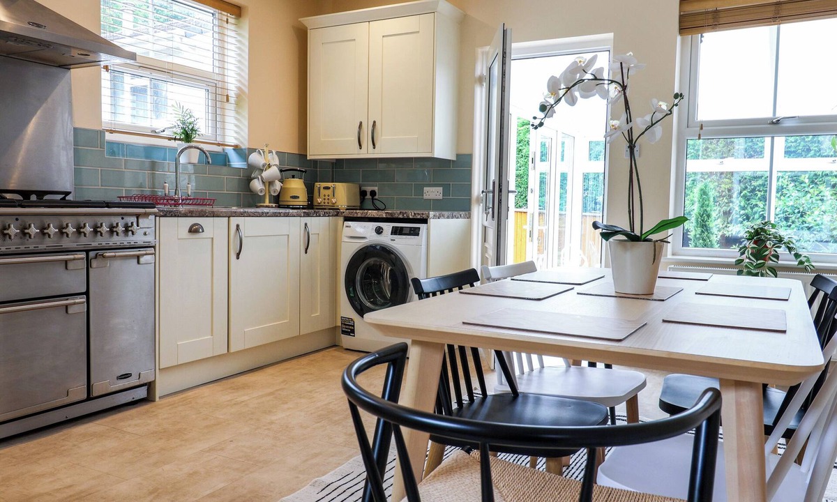 Ottery St Mary Cottage | TOAD HALL COTTAGE, pet friendly, country holiday cottage in West Hill