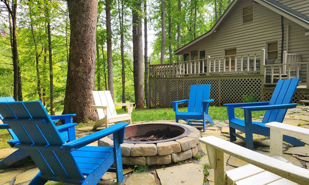 Suches Cabin | Toccoa-Currents Cabin - River Access - King Bed & Firepit - Large-Dog Friendly