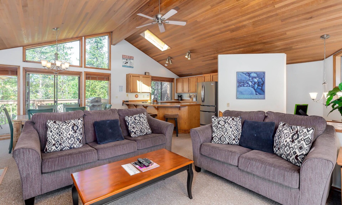 Sunriver House | TOKA32 - Light and Bright Home, Bikes, A/C, Large Deck, Quiet Sunriver Setting
