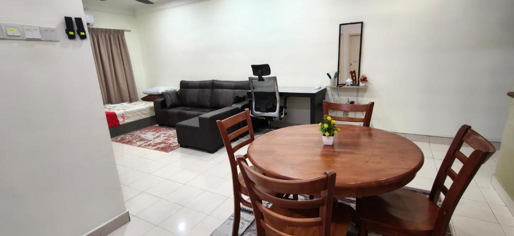 Seri Kembangan Apartment | Tokmad Homes - Homestay near Mines shopping mall 600mbps WIFI Netflix