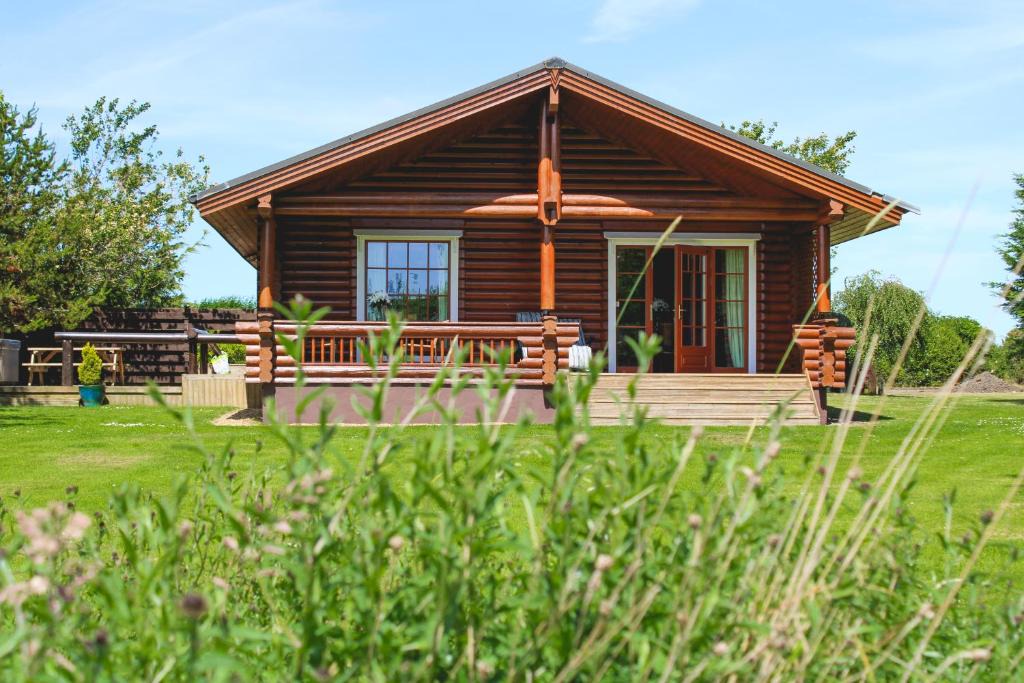 Berwick-upon-Tweed Ski Chalet | Tomatin - Luxury Two Bedroom Log Cabin with Hot Tub