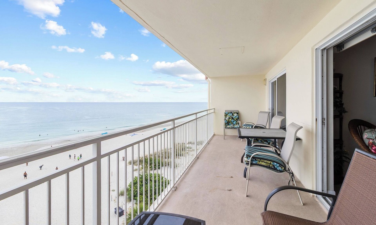 Madeira Beach Condo | Top Floor Direct Beachfront - Madeira Norte #510