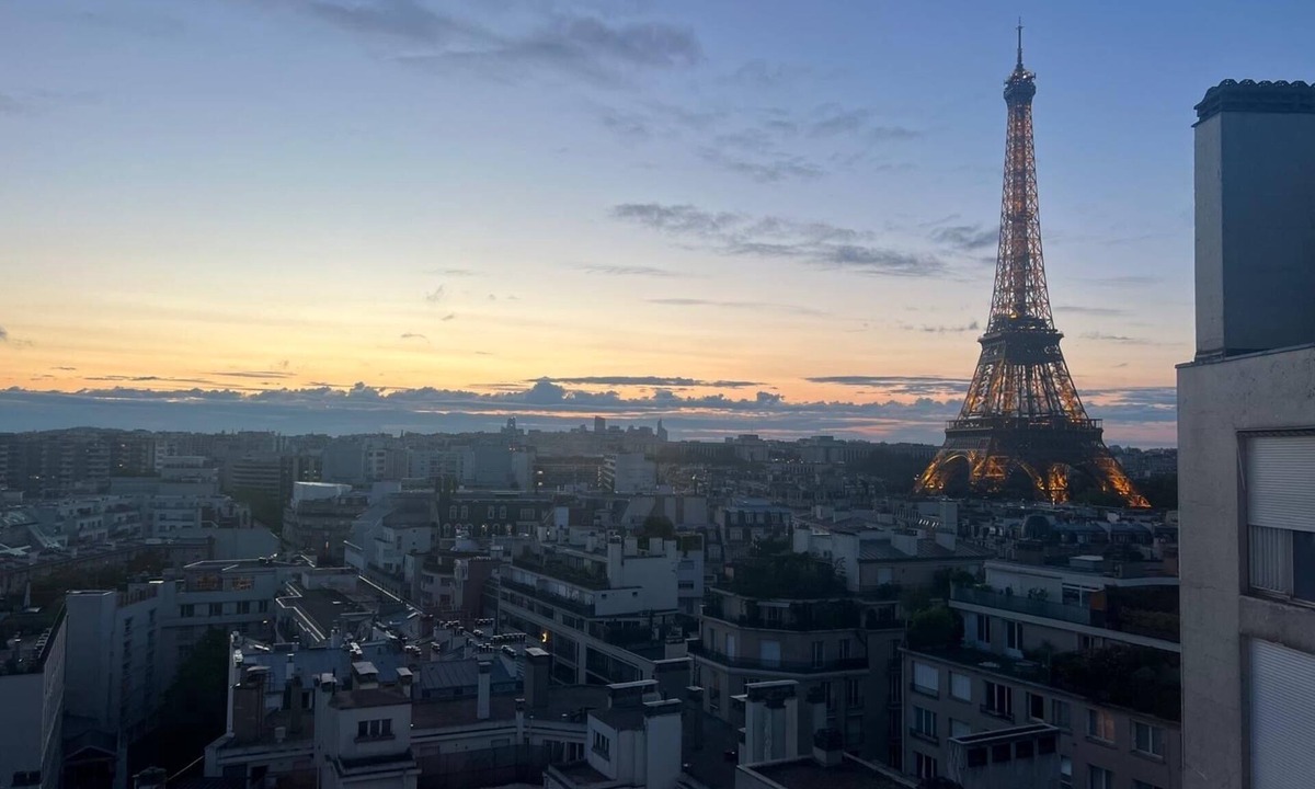 Grenelle Apartment | Top Floor Eiffel Tower View and High-speed Wi-Fi