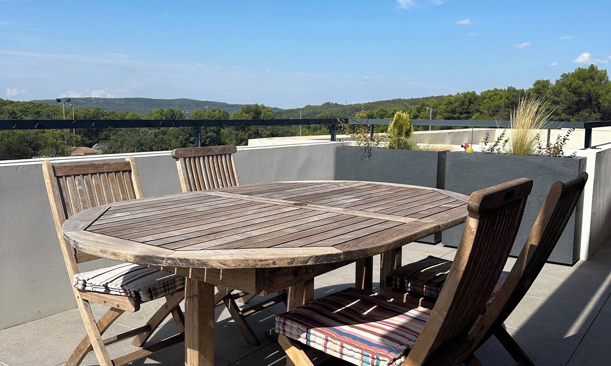 Chateauneuf-le-Rouge Apartment | Top floor luxury apartment in a secure residence