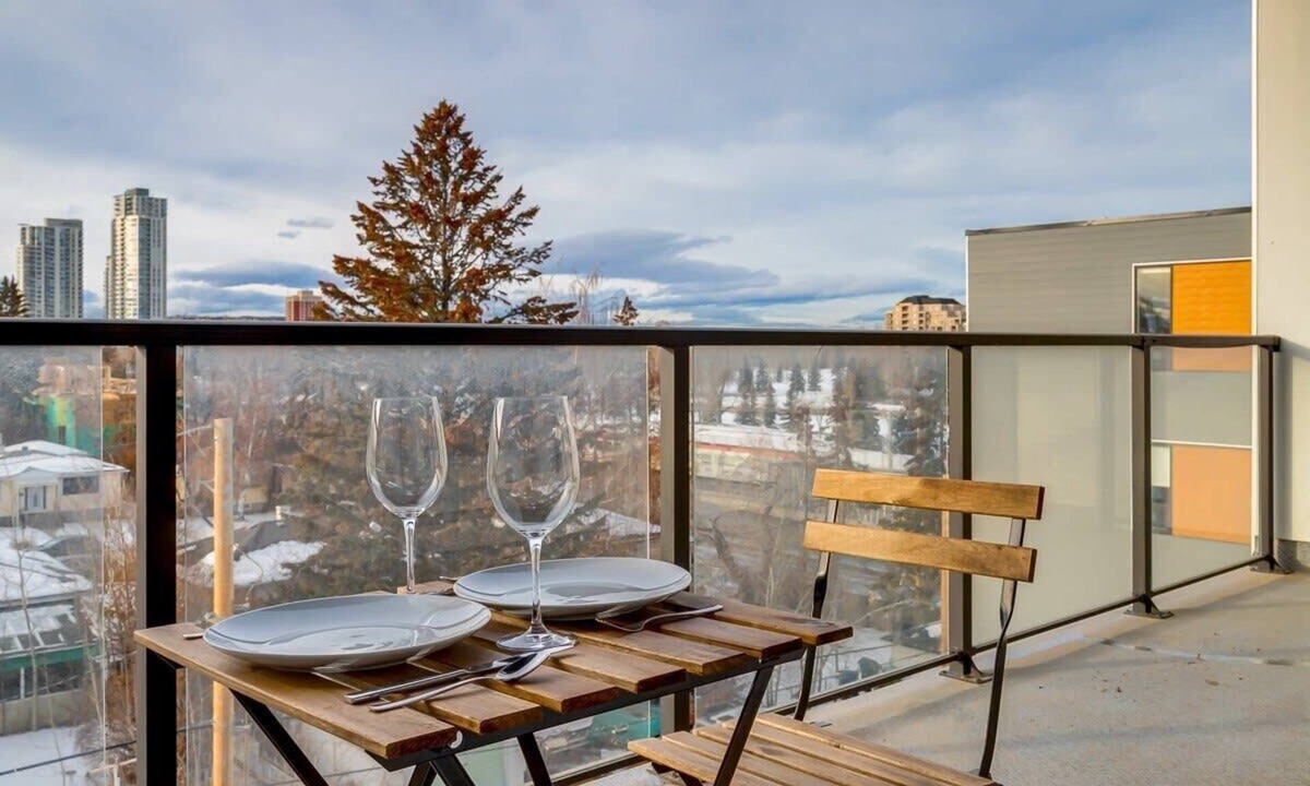 Shaganappi Apartment | Top Floor - Pet Friendly Apartment w/Free Underground Parking