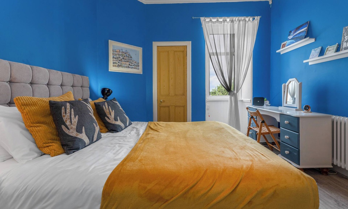 Merchiston Apartment | Top Floor Spacious King Size Apartment | City Views | Excellent Transport Links