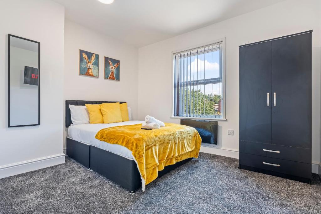 Ilkeston Apartment | Top Floor Studio Apartment E with Skylight & Fast WiFi in Ilkeston
