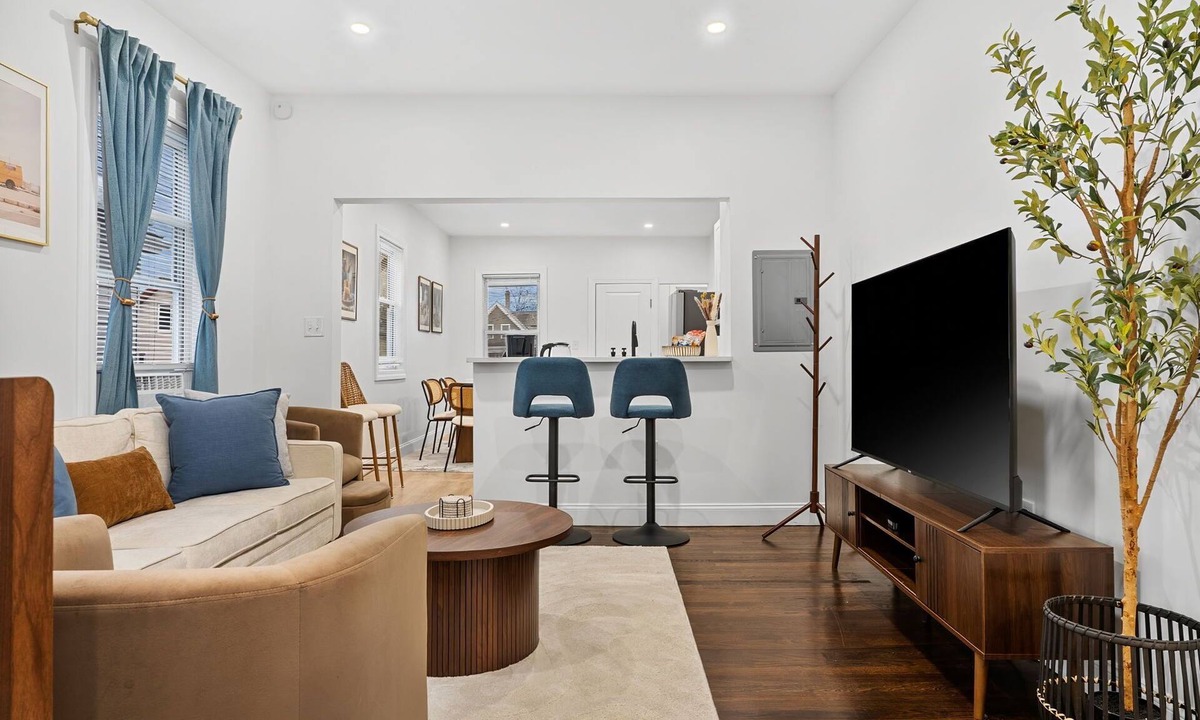 Somerville House | Top Home in Somerville, Walk to T, Free Parking, King Beds, Games