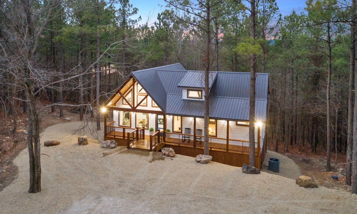 Broken Bow Cabin | Top Ranked Couples Cabin, Hot Tub, Fire Pit, Pet Friendly, Allium