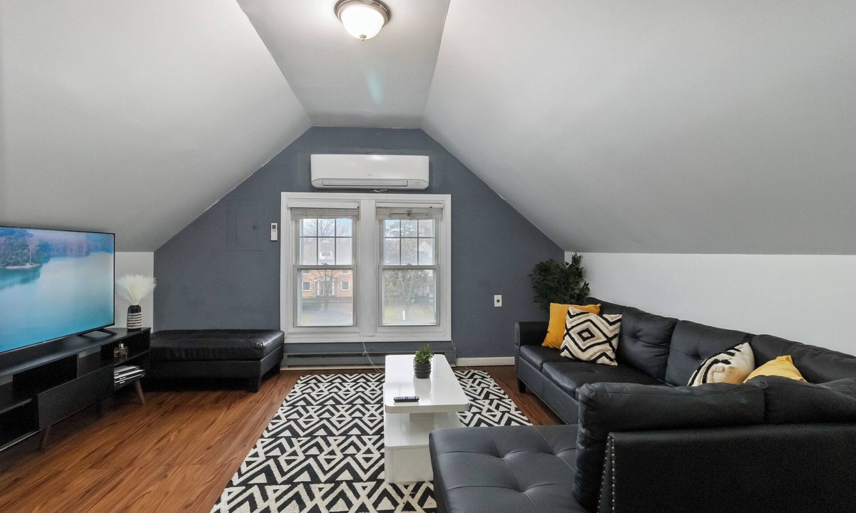 Kamm's Corners Apartment | TopFloor Near Airport One bedroom CLE