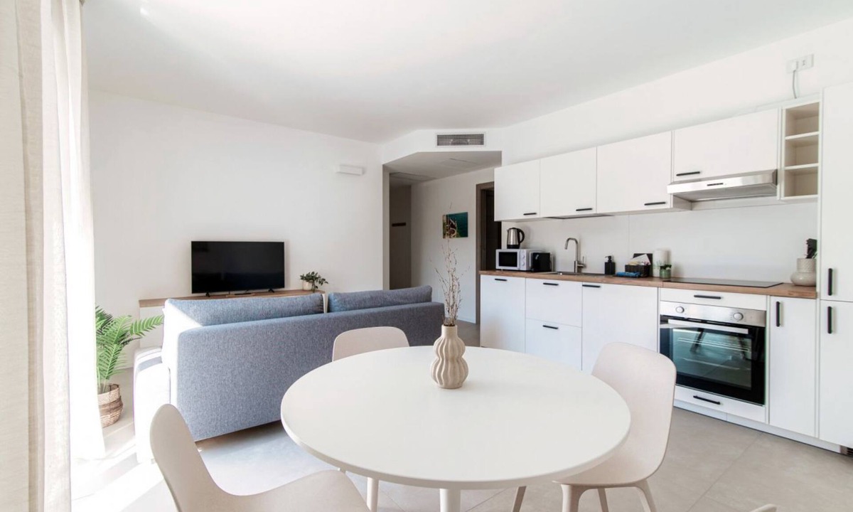 Como Apartment | Torno: Three-room apartment with balcony and easy access to public transport in