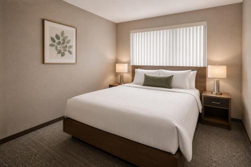 Bay Cloverhill Hotel | Toronto Arc Suites