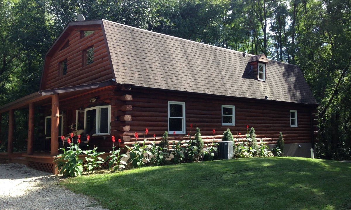 Zenda House | Total Privacy ! Log Home Surrounded By 5 Acres Of Woods near Geneva Lake.