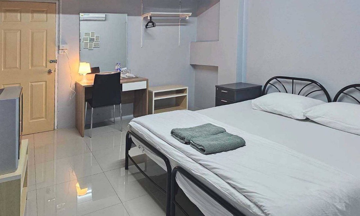 Bang Chalong Hotel | Toucan Bed And Cafe
