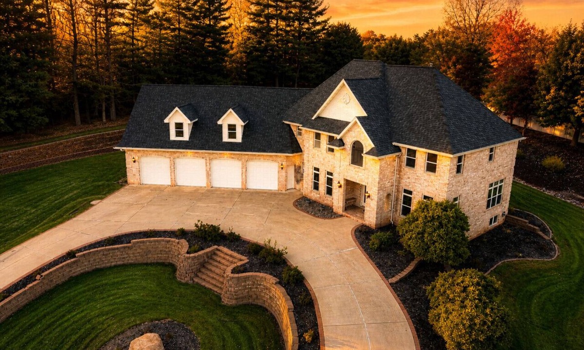 Howard House | Touchdown Retreat – Indoor Pool, Hot Tub & Games!
