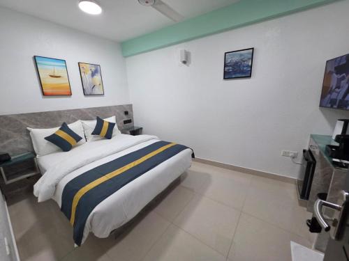 Male House | Tour Inn