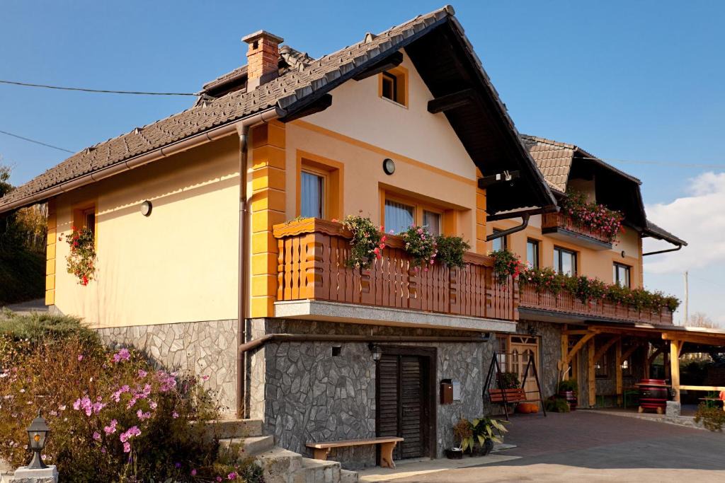 Gorenja Vas pri Smarjeti Apartment | Tourist Farm Škrbina