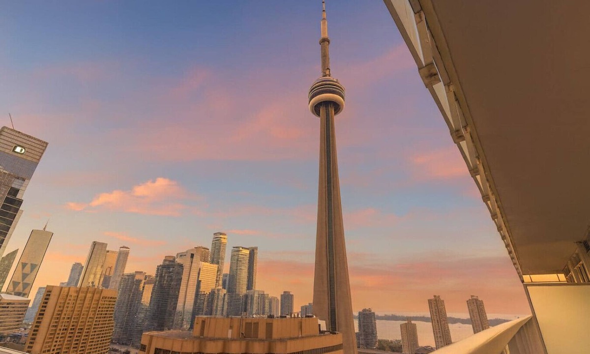 Toronto Entertainment District Hotel | Tower View Stays - 1 min to Rogers Centre/MTCC - Pool