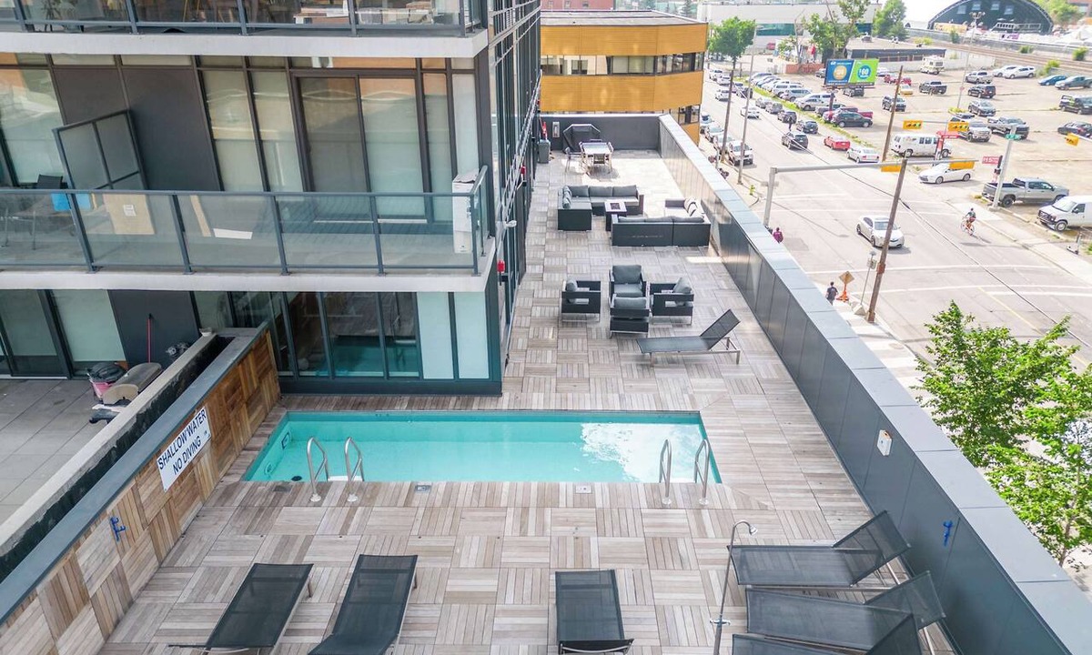 Connaught Condo | Tower Views! Stampede, Pool, FREE Banff Pass!