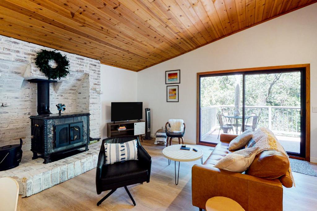 Crestline House | Towering Pines