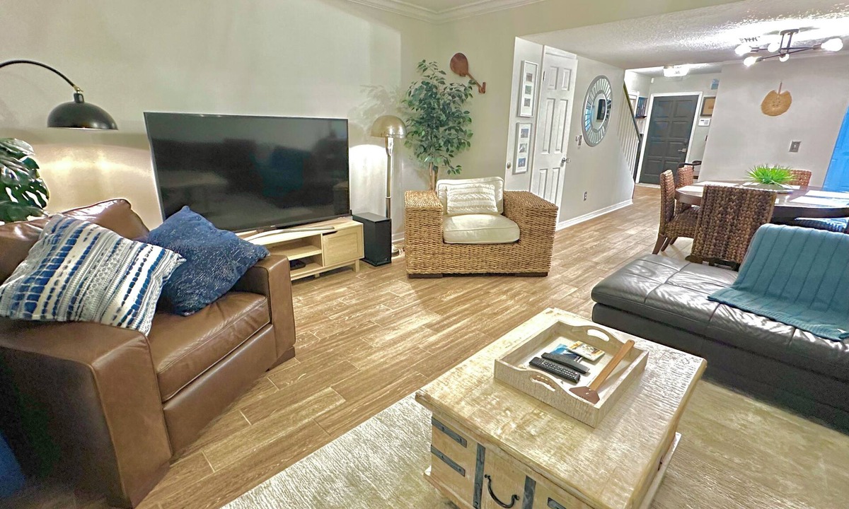College Park House | Townhome w Balcony, Workspace, Game room -Perfect for Work and Student Travelers